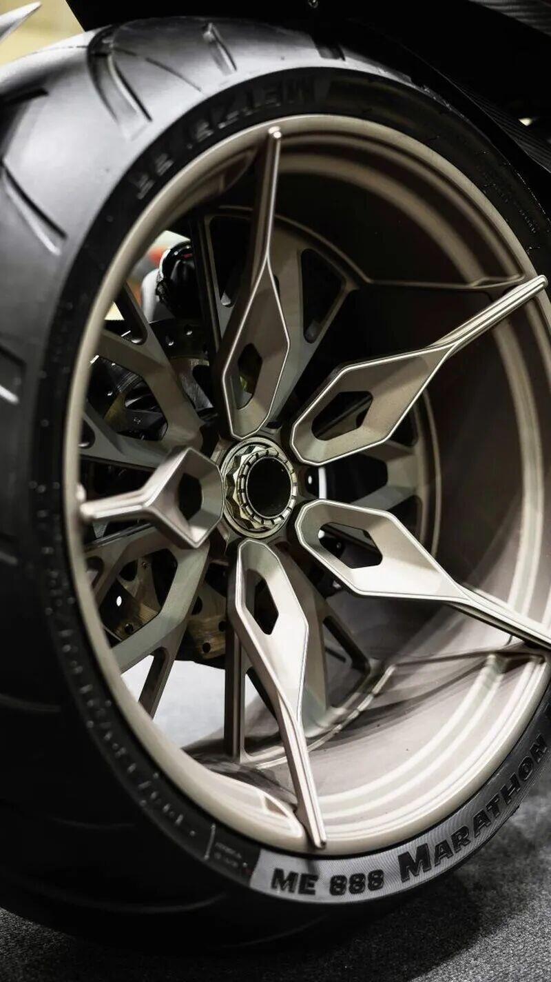 精致的轮毂设计是汽车美学的灵魂