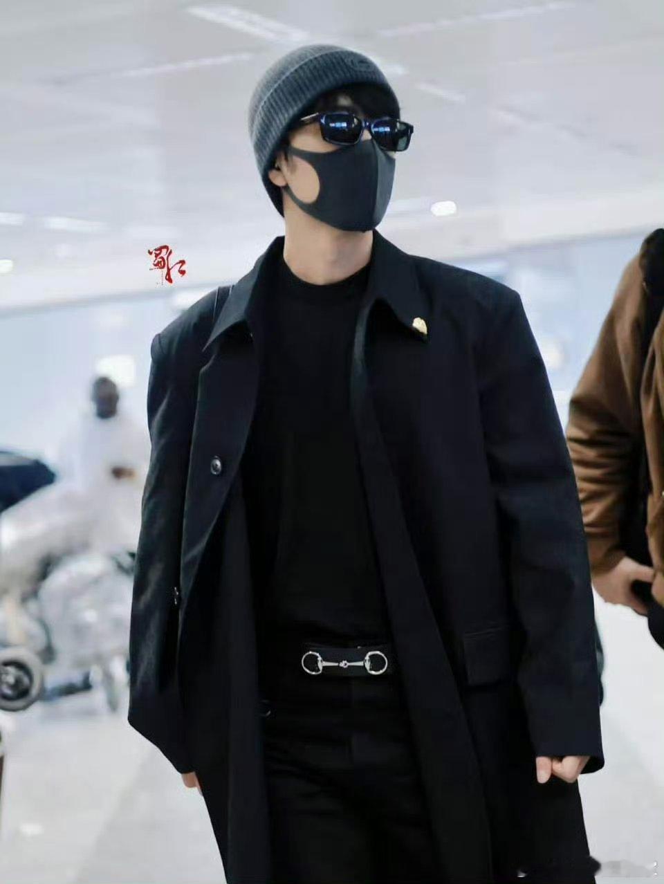 肖战和保镖体型差肖战和保镖体型差，身高183的肖战，在这位保镖旁边也显得小鸟依