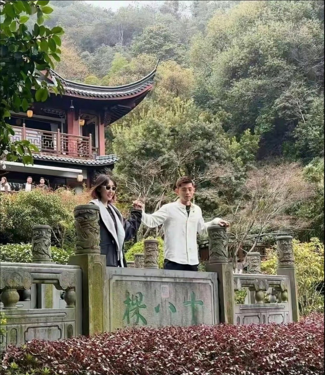 游客偶然抓拍到张继科与张蕊牵手的一幕。（图一）这么多年，这两个人一次次被偶遇，可直到如今，这份关系始