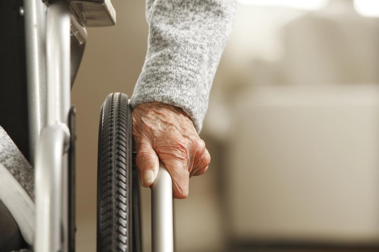 人到中年懂避忌，晚年方能享清欢：这3件事，越早远离越受益 人到中年，上有