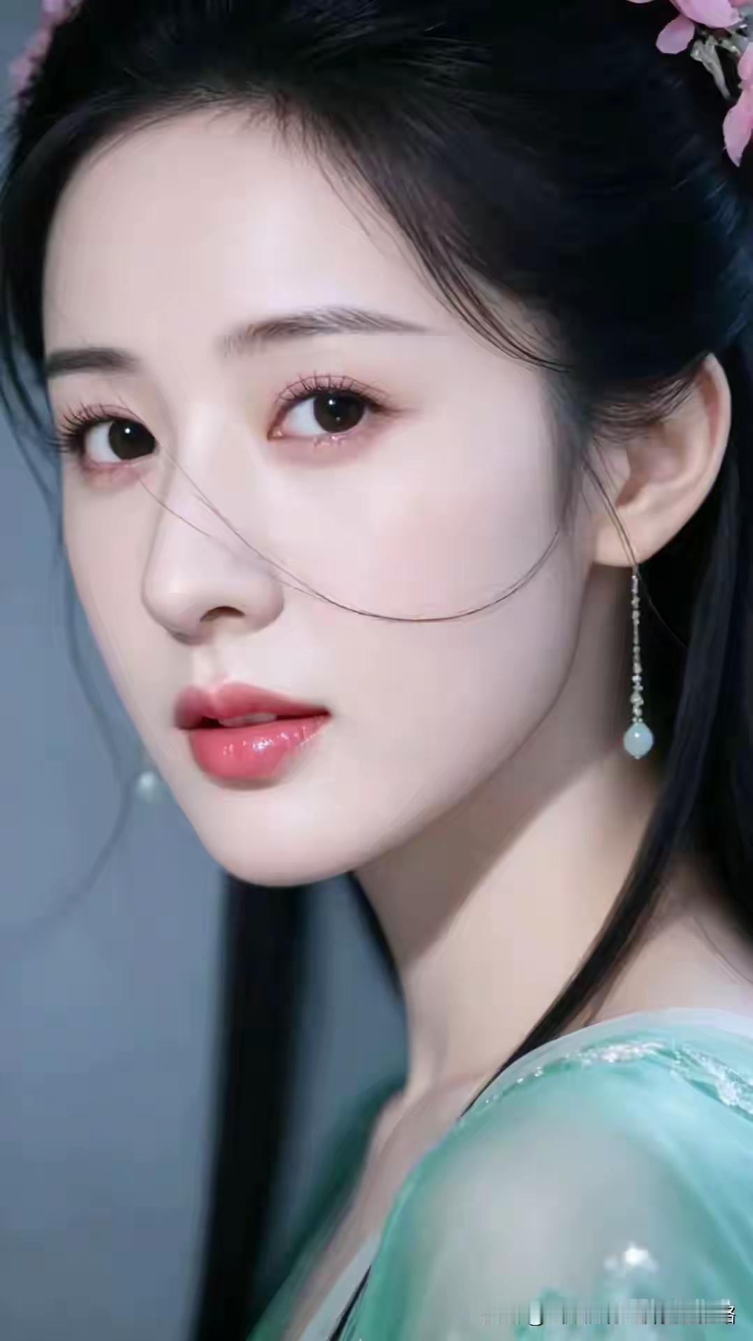 这姑娘妆容精致，好漂亮！