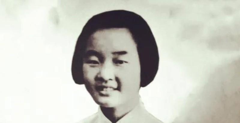 在1941年的贵州息烽集中营，一位监狱长对一名年轻女囚动了歪心思，他一边解开衣扣