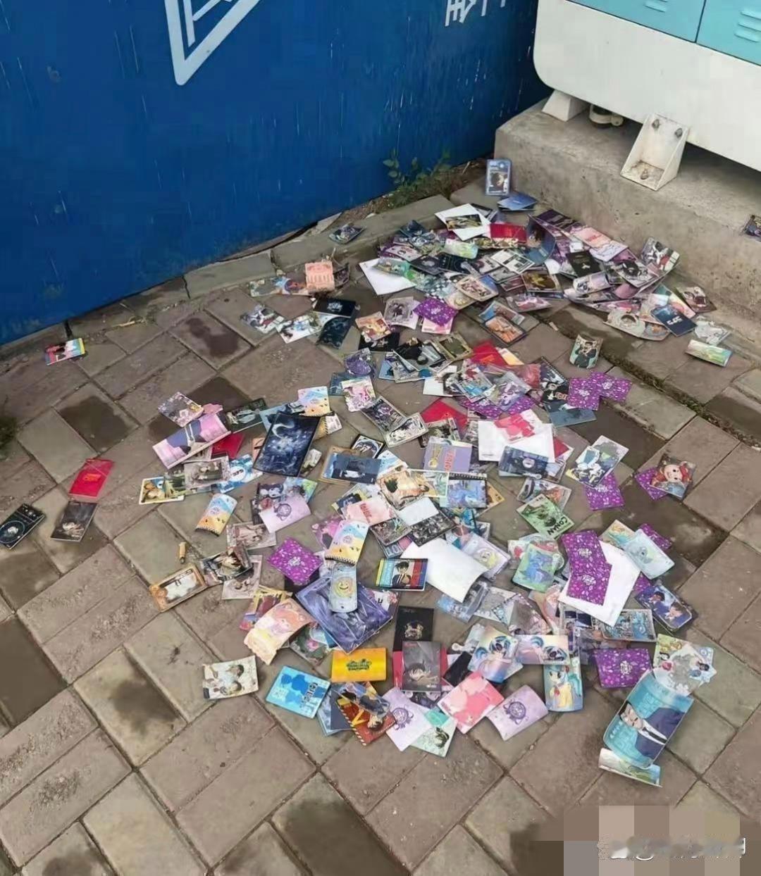 好想捡，就是不好意思蹲下去。