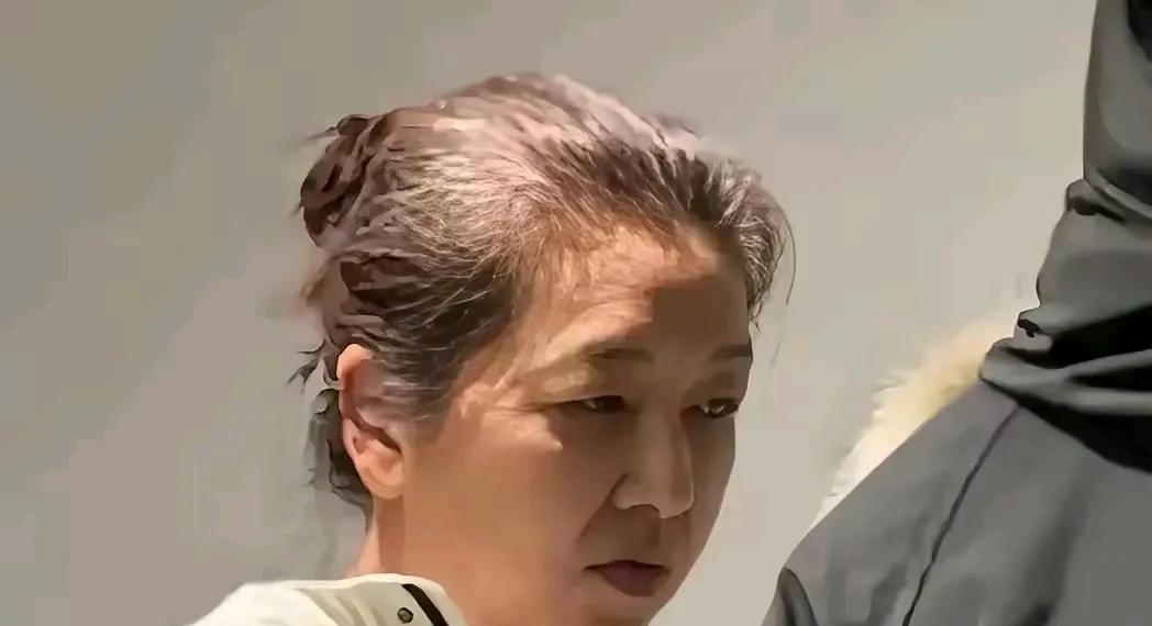 天呐，她才56岁，正在中年，怎么老成这样了？差点没认出来，曾经的女神变直接变成了