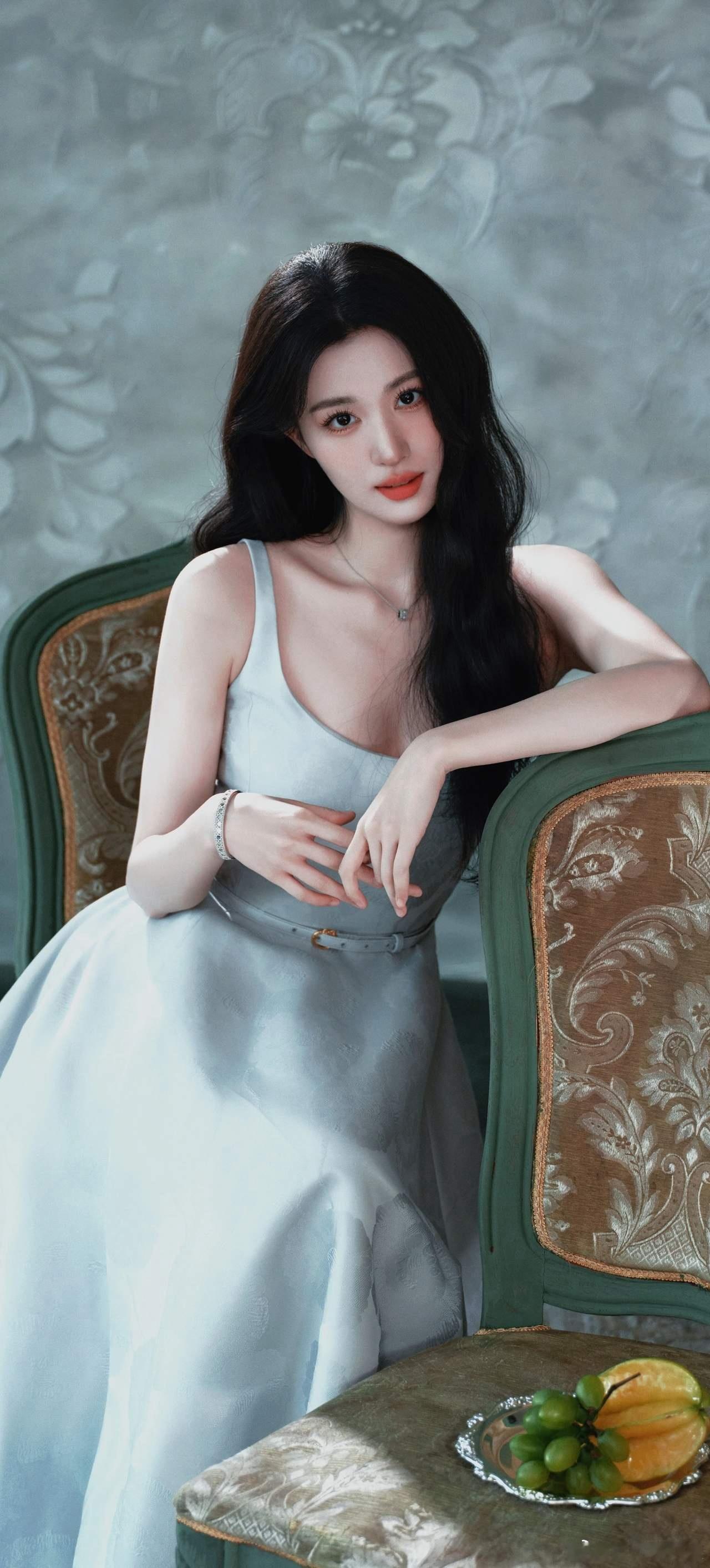 1.谭松韵很喜欢孙俪，当初合作时候的合影一直留着，签了名，放在床头。目前她的报价
