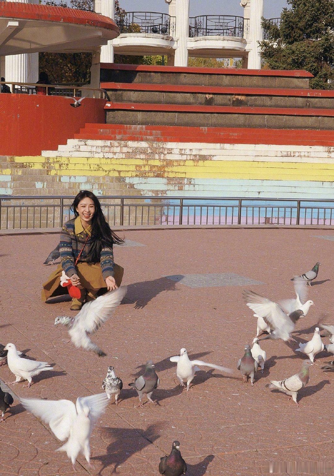 李菲儿超脱内娱的活人感懂李菲儿为啥有超脱内娱的活人感了！花海红裙浪漫舒展，草地