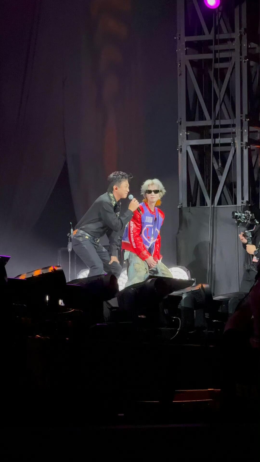 邓超长鹿晗笑点上了邓超和鹿晗同框，光是站在那感觉鹿晗都快忍不住了哈哈哈哈哈