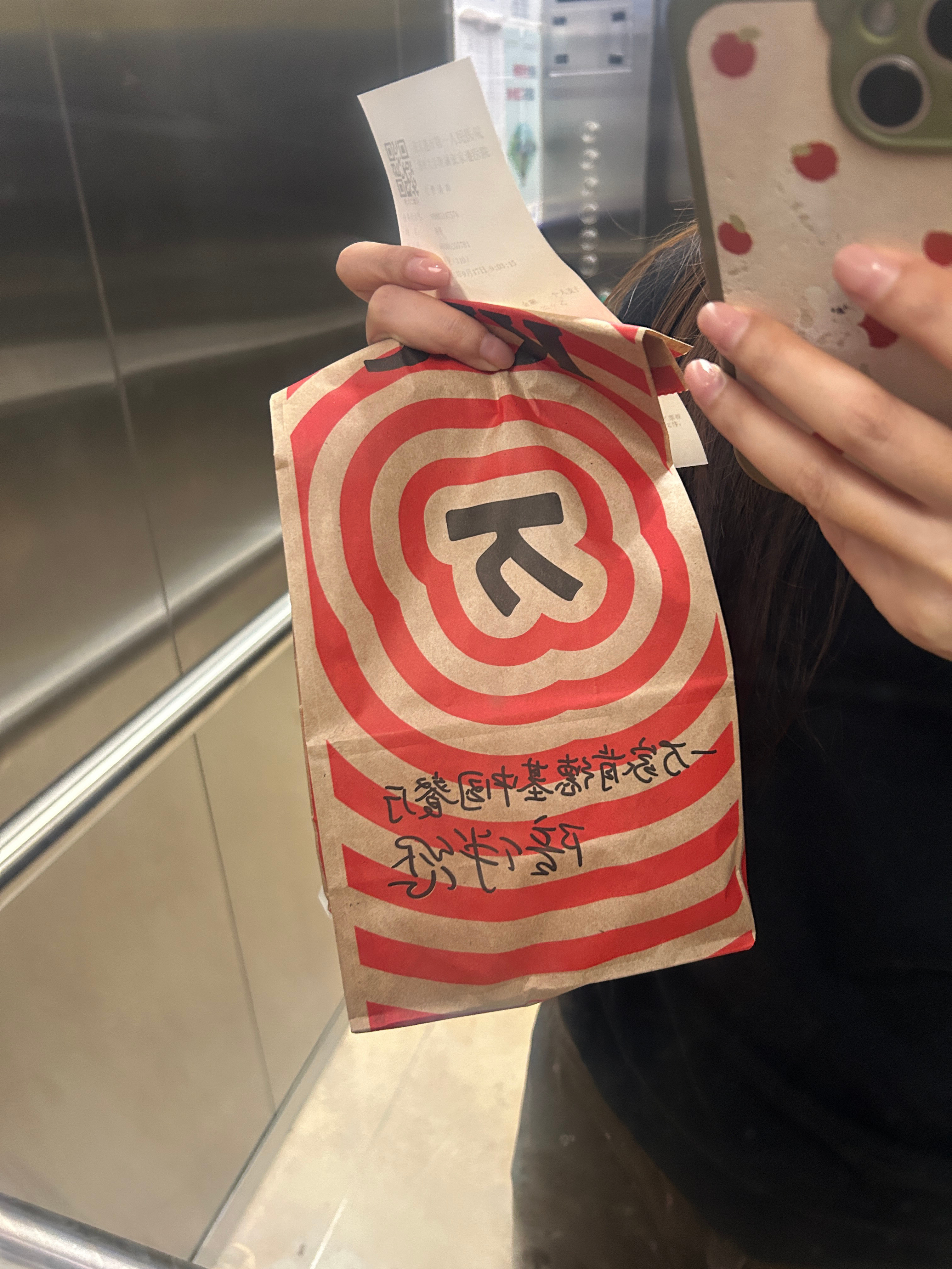 又到了吃鲜肉月饼的时候，嗯一如既往地肉包子的味道，还有山姆你的大招牌真的有必要印这么大在饼上吗[捂脸