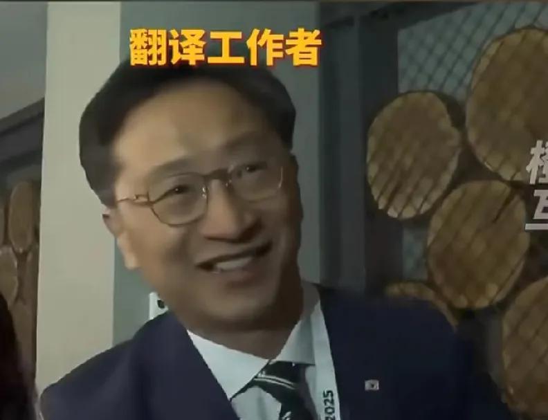 把这位记者吓一大跳啊！他被英国首相斯塔默误认为是韩国总统李在明，首相还主动伸手示