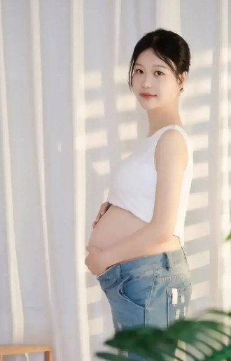 小时候我就喜欢抱着一个小娃娃，像妈妈一样给她喂饭，哄她睡觉。从我知道女人会生孩子