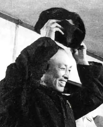 1975年4月25日，北京功德林战犯管理所，65岁的周养浩拎着简单的行李走出大门