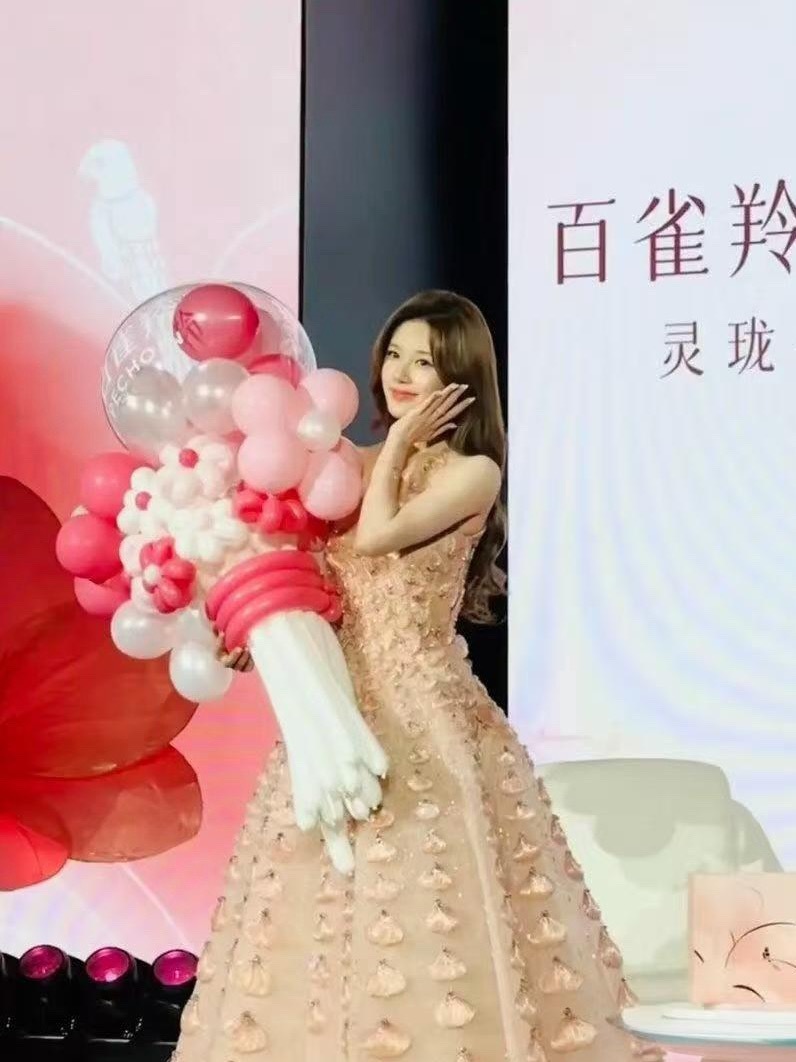赵露思生图vs站姐图，omg完全没区别