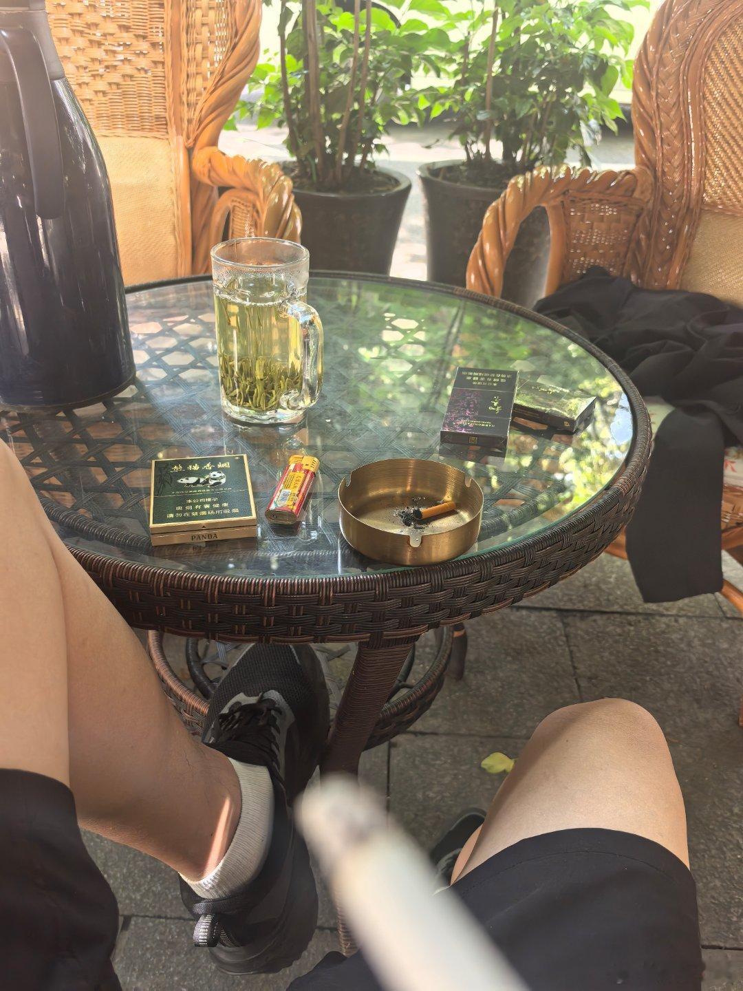 说实话，还是四川安逸，舒服，到处茶馆。随时随地都可以路边一停，搭搭讪泡泡茶。后