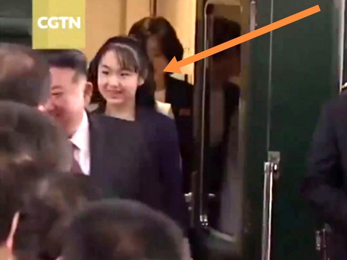 金将军带着小公主来看阅兵了！小公主真的是“女大十八变”，越变越漂亮了！只见她身
