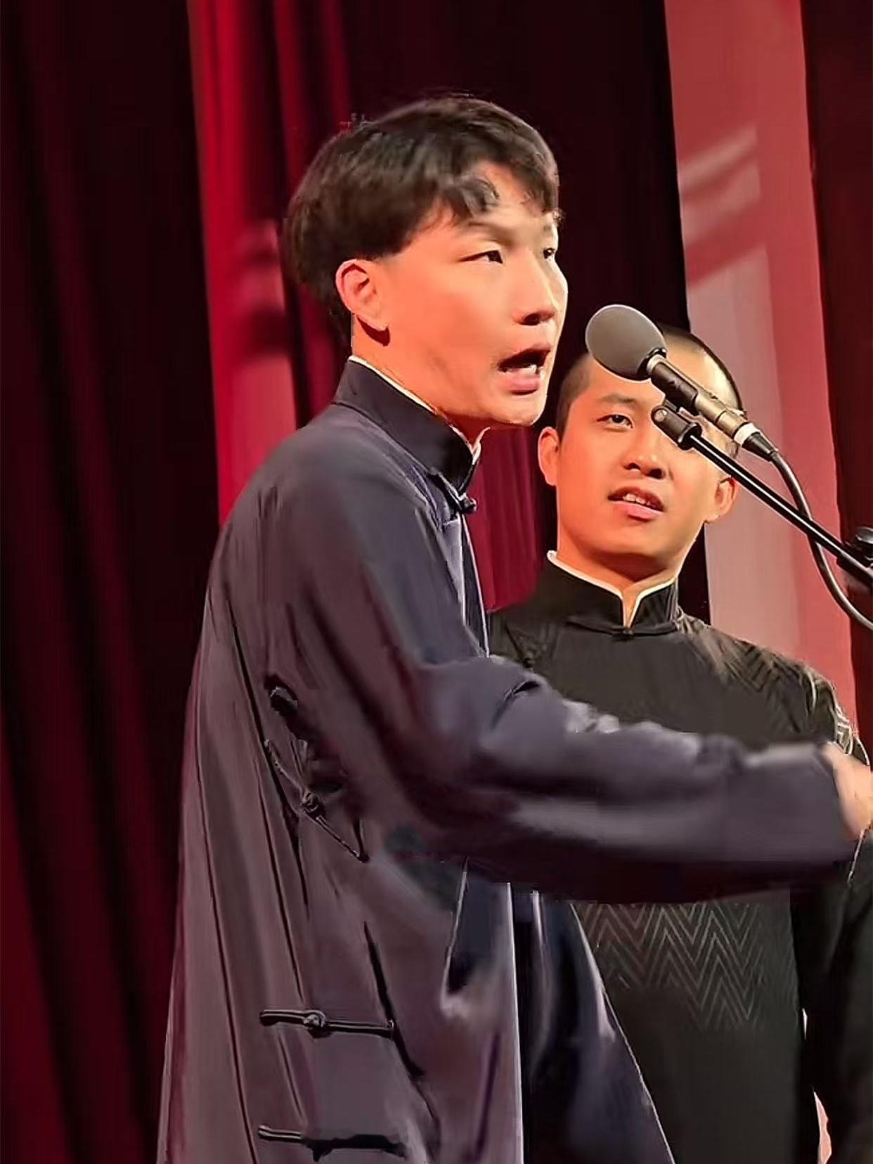 二哥刘筱亭的破包袱，这次抖响了。刘筱亭空降天桥德云社，与师叔张九龄合作。登台后，