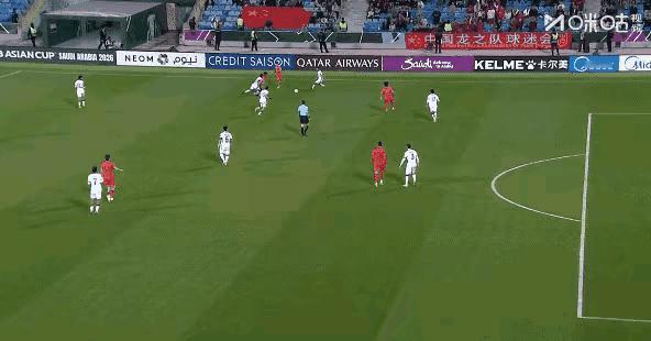 王钰栋还是中国队最具威胁的存在，王钰栋下半场错过一剑封喉，图一：杨希的精妙斜传太