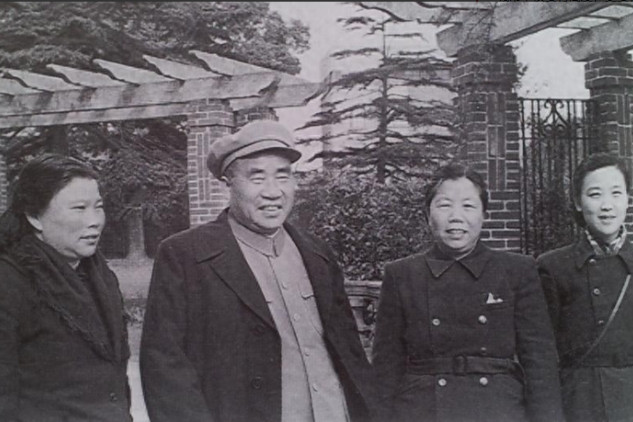 1953年，朱德去邓子恢家做客，见到12岁的邓苏生，在旁边倒酒很诧异，忍不住问道