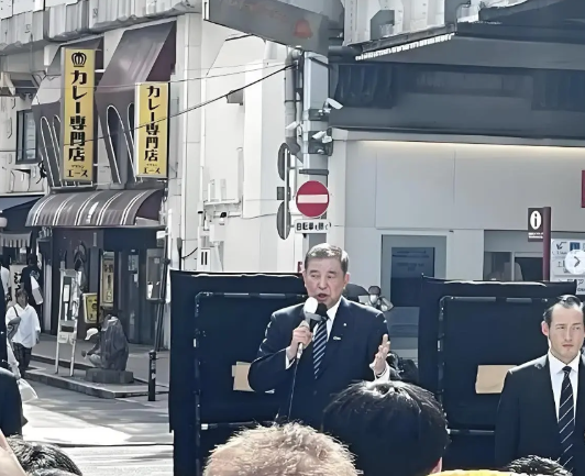 日本首相竟当街狂喷中国！背后真相太黑暗就在七七事变纪念日第二天，新任首相石破茂