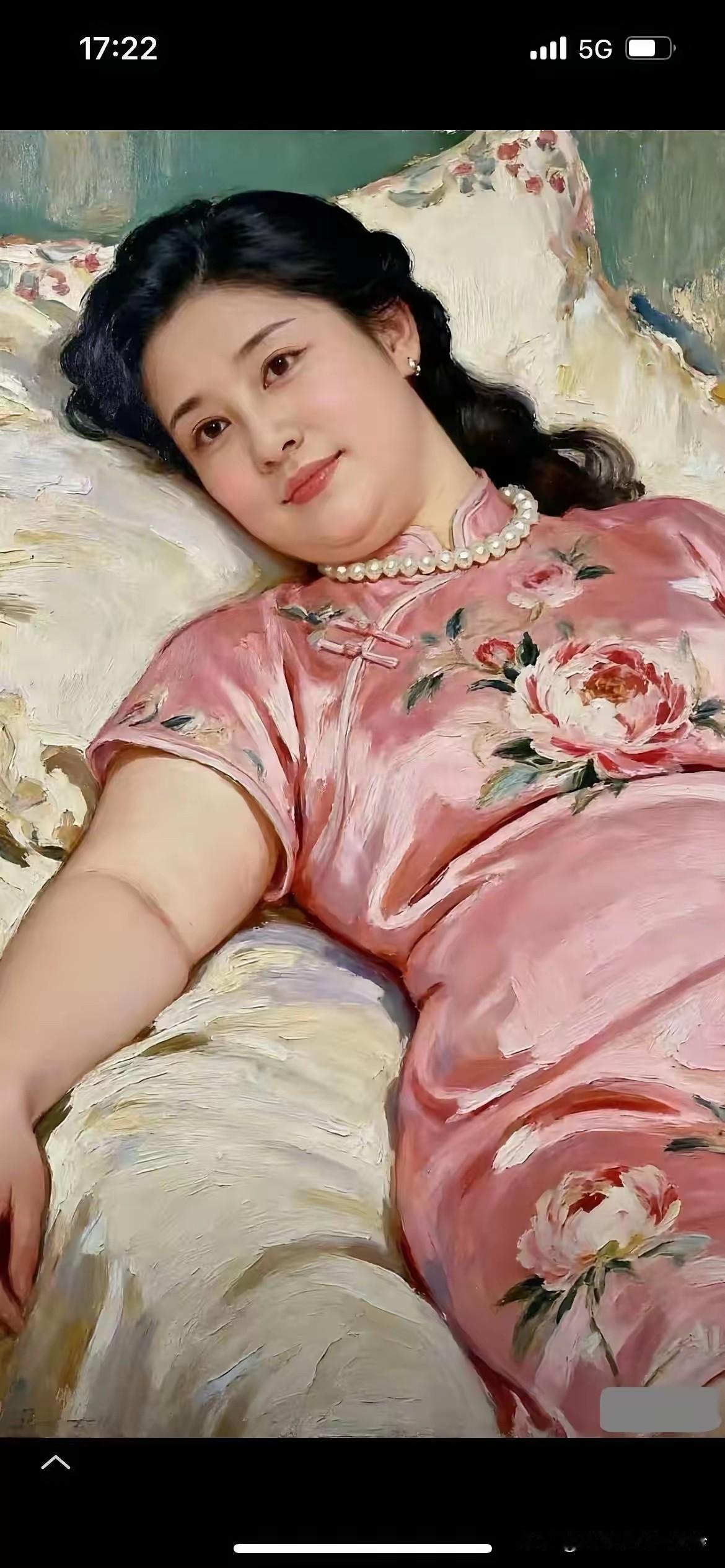 夜幕低垂，一位女子斜靠在床上，目光中盈满了对爱情与婚姻的憧憬。她已然到了适婚的年