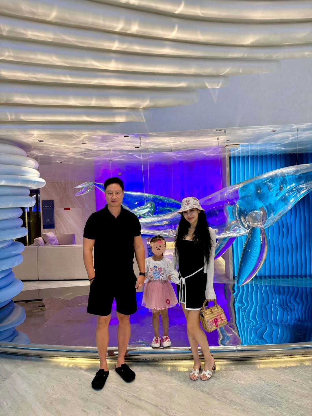 王思佳分享旅游照，晒娃晒老公～