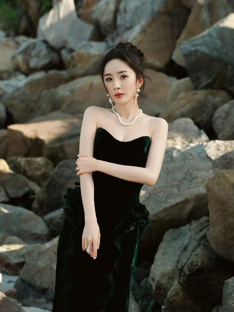 杨幂🦊杨幂prada香氛代言人约定有效期依然要为好事开心，要大声