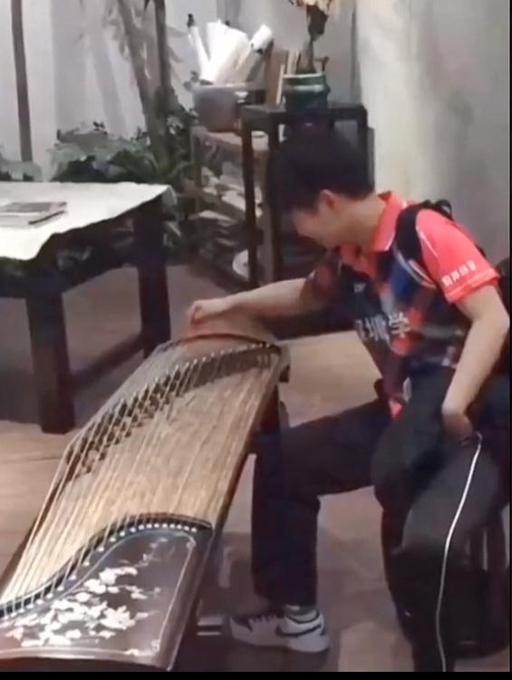 z假装[捂脸哭]假装很可爱