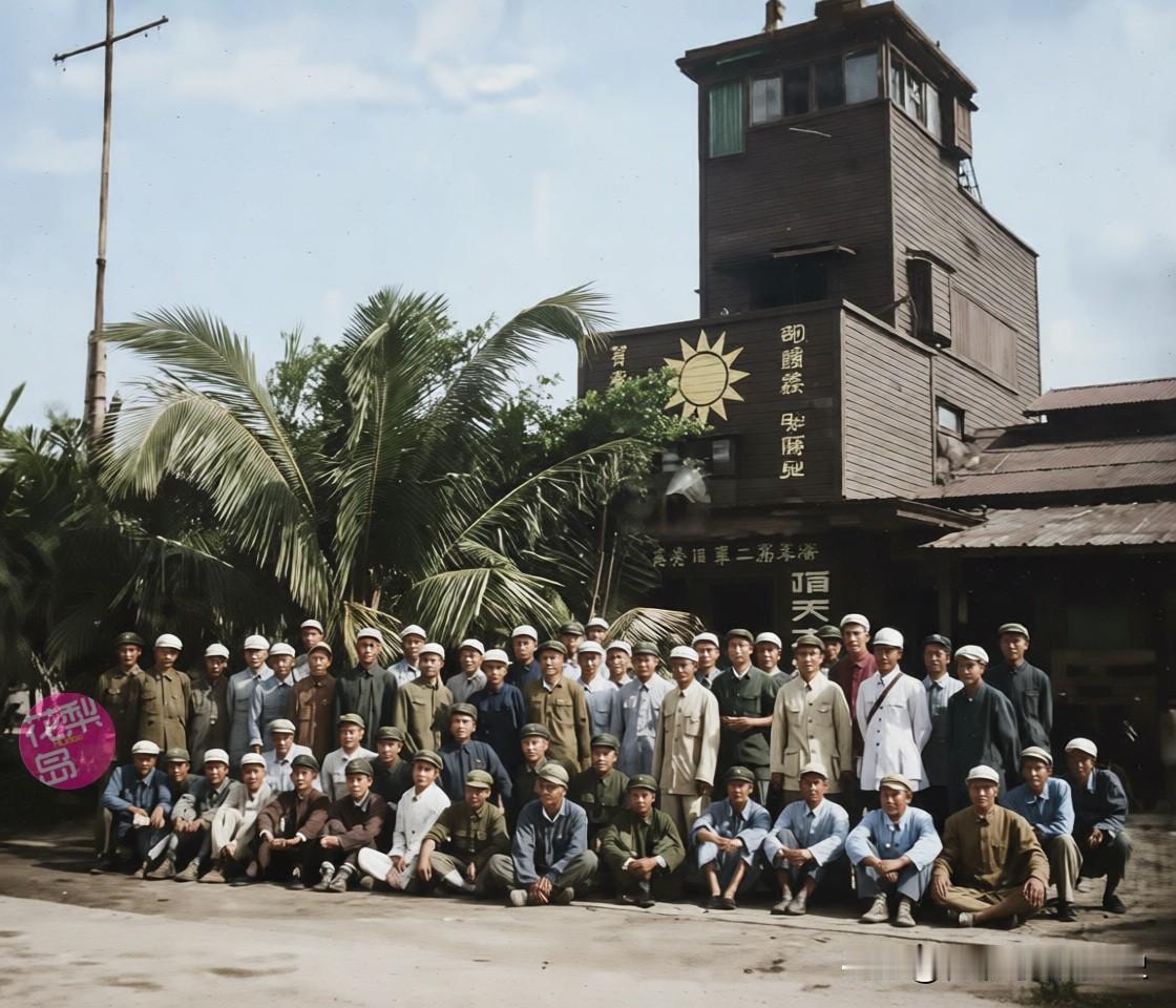 解放海南岛后，第40军军长韩先楚在海口与团级以上干部合影！琼崖纵队登陆海南岛战