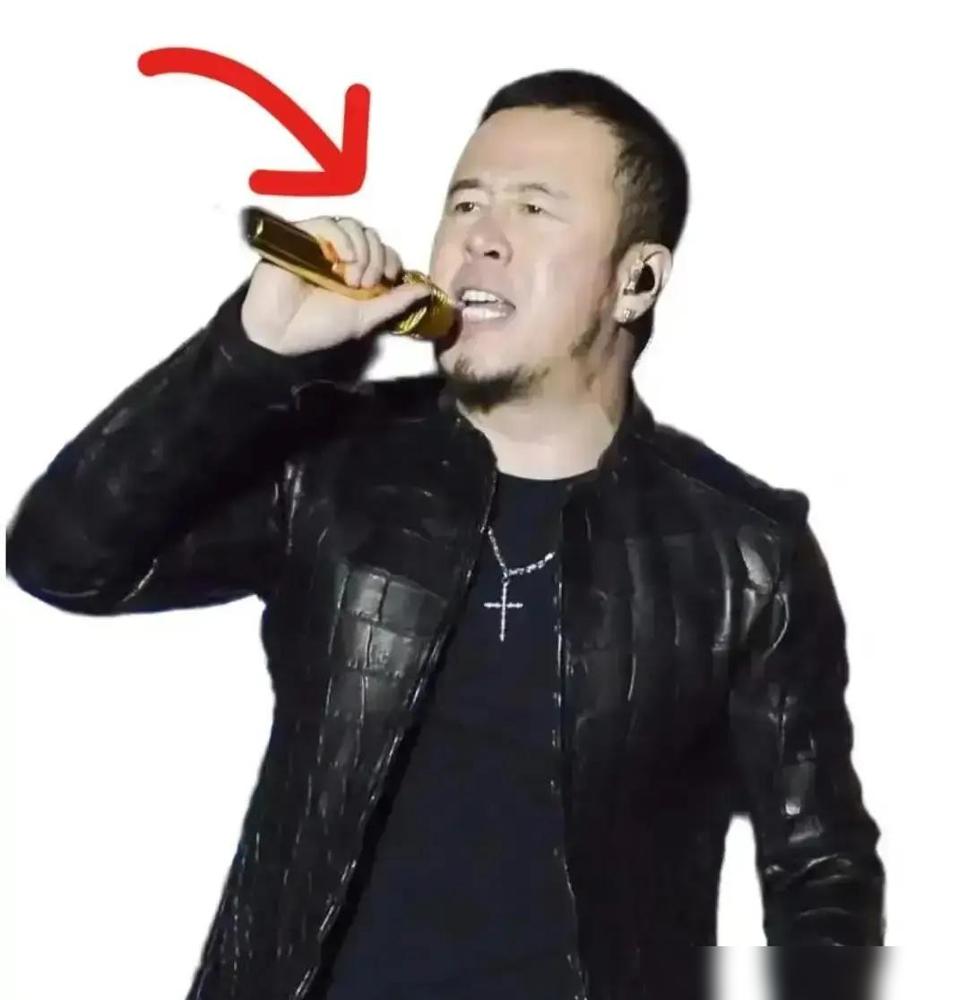 杨坤成都压轴刚开口，镜头里一排背包往出口走，他当场把麦放下：觉得我不值得听就走，