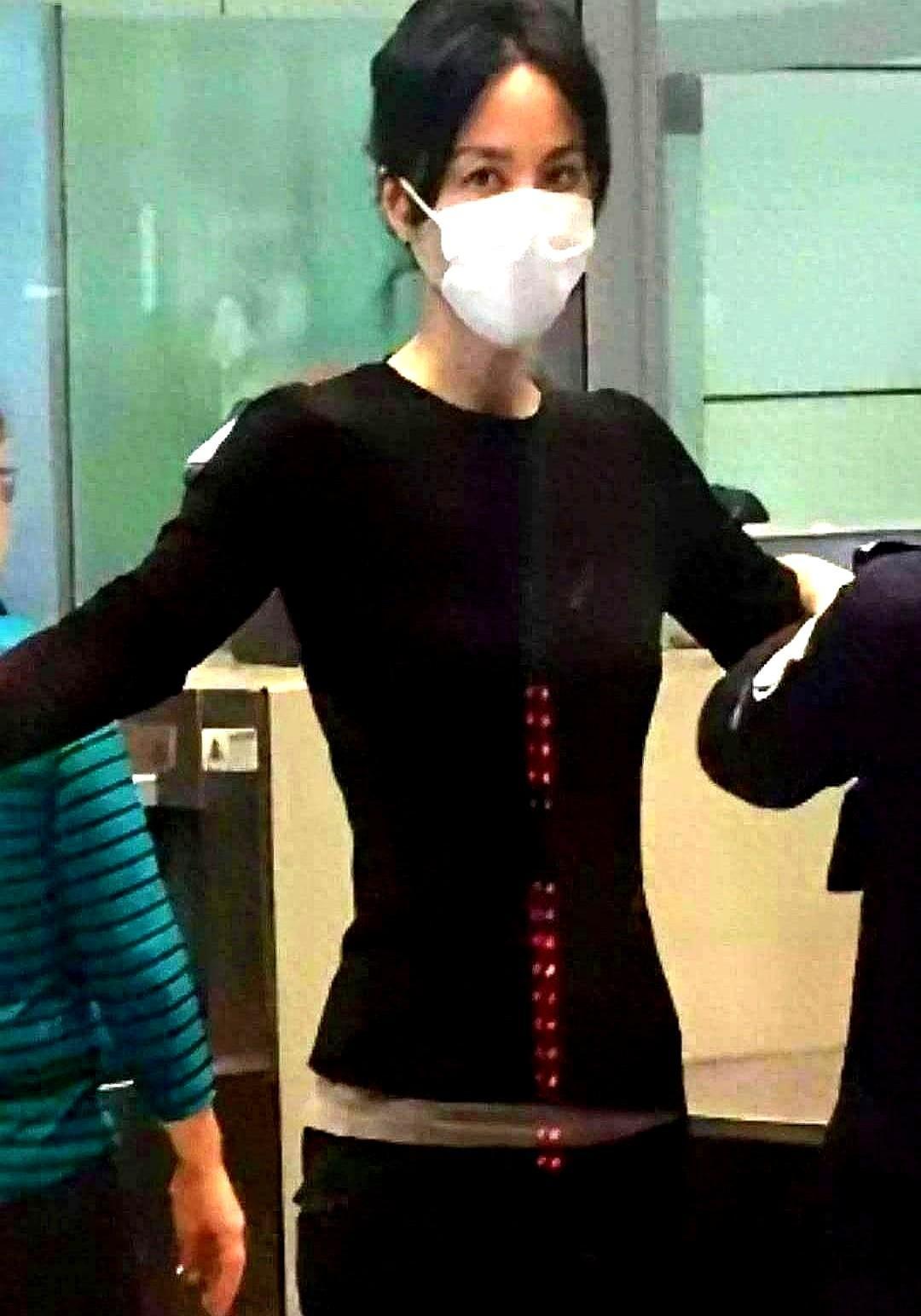 半个娱乐圈都在把机场当秀场走，王菲倒好，拎着个旧帆布包、踩着双旧鞋就大摇大摆出来