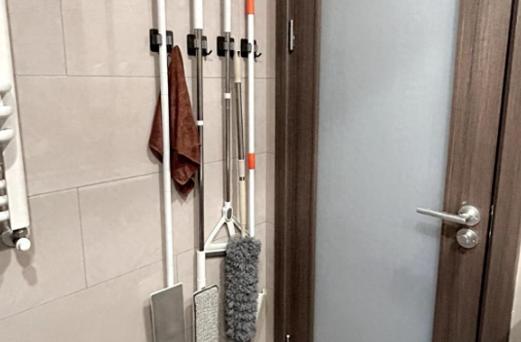 我发小两口子，五年前跟我一起买房，面积一样大。上周我去他家串门，一进门差点被绊倒