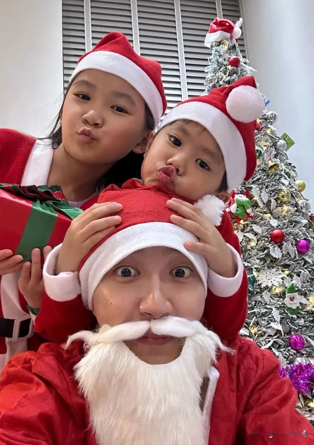 福原爱的两个孩子，跟爸爸一块在台湾过平安夜、圣诞节！江宏杰打扮成圣诞老人的样子