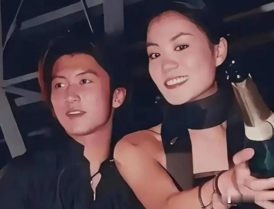 王菲男闺蜜音乐节越界引争议，谢霆锋摘情侣手镯不再隐忍，这段感情到底谁在卑微谁能想到，退隐多年的天后王