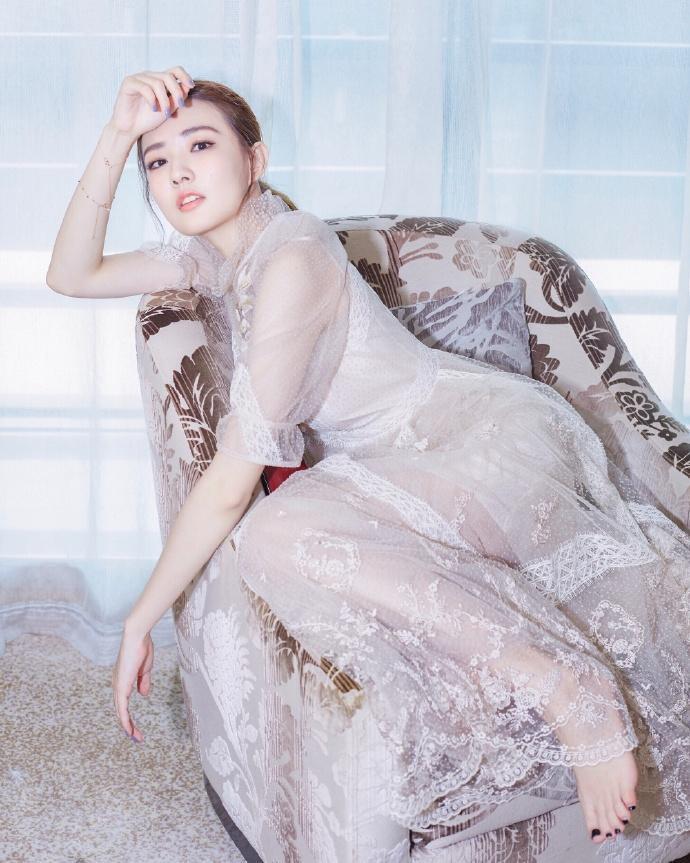 徐璐，秋日蕾丝裙，温柔不只一点点。