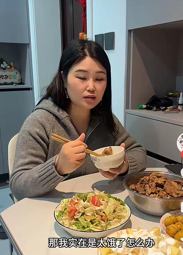 保姆没有等雇主回来一起吃饭，自个先吃了。雇主到家看到保姆在吃饭，就问她，你怎么不