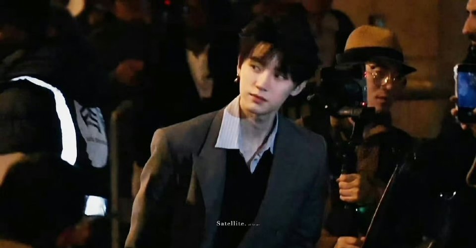 周翊然巴黎时装秀，帅成这样