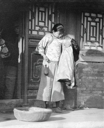 1909年，16岁的白薇正在打扫庭院，丈夫抄起板凳，就砸向她的后背。青砖地上