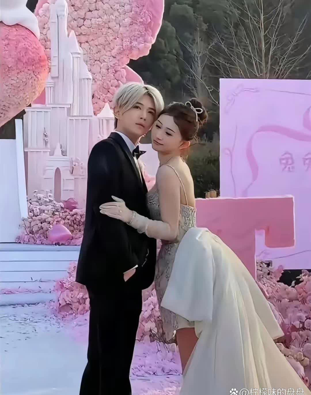 终于！鹿哈结婚了，新娘很漂亮。鹿哈老婆在社交平台晒出了结婚照，起猛了，差点看