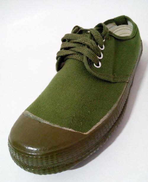 抗战初期，鬼子穿的军鞋，主要为昭5式。这种jun鞋做工精良，鞋面选用上等牛皮，为