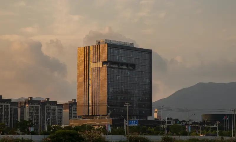 A股市场的盈利驱动因素主要有三个。一是企业成长与分红，这是长期收益的基石。像茅