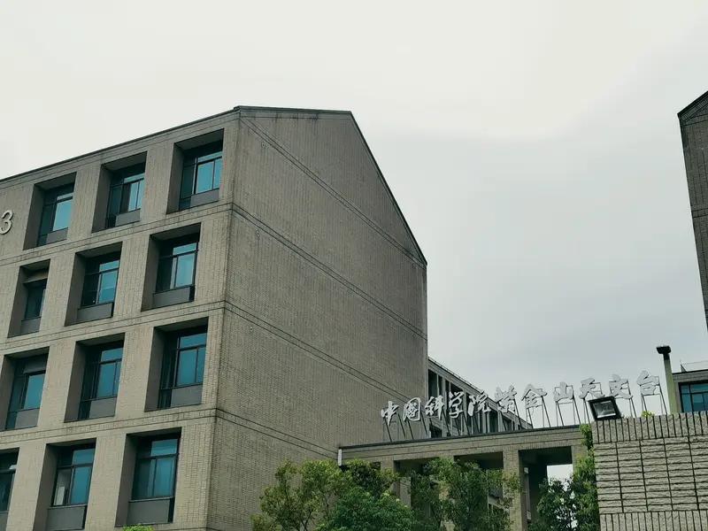 中科院在集成光量子芯片领域超越美国领先全球，这简直太牛了！光量子芯片在计算速度、