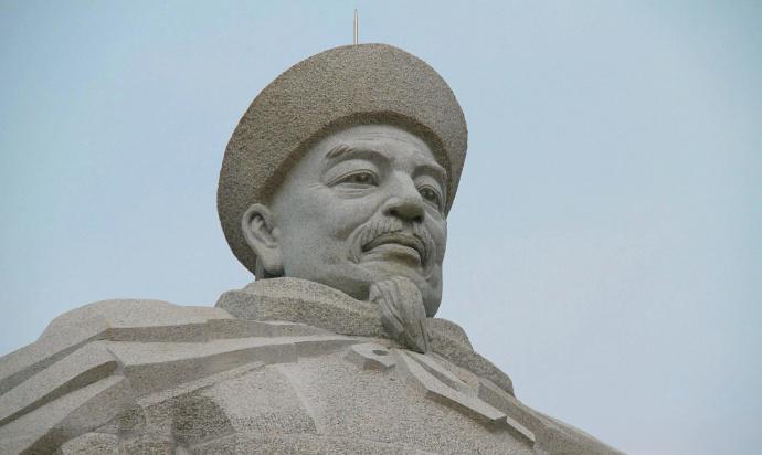 左宗棠49岁方才开始当官，但是从49岁到53岁4年时间，他就从浙江巡抚一路升至闽