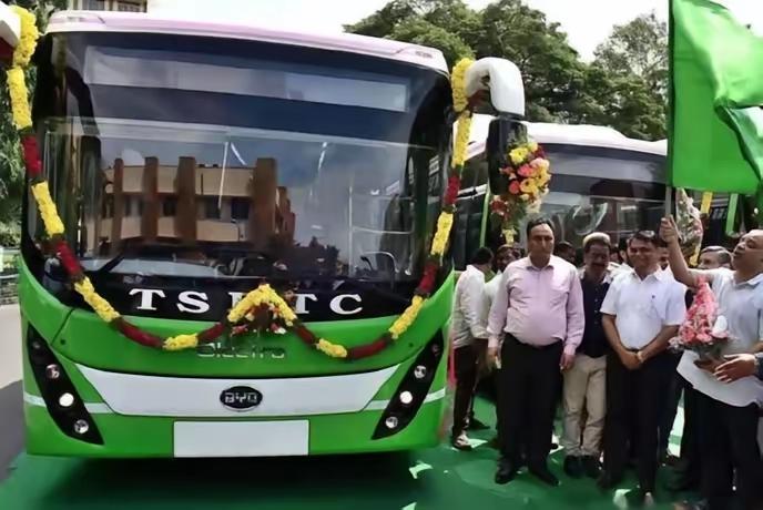 印：阿中，你给我出来中：你着急忙慌叫我干什么？印：你赶紧给我赔钱中：赔什么