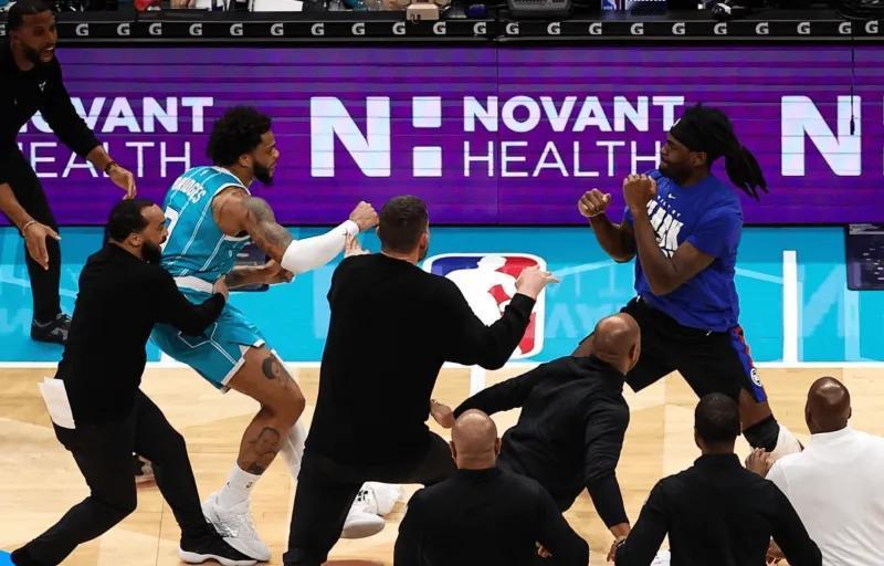 神图：斯图尔特VS布里奇斯！这哥俩摆开拳击架势的照片，确实太有视觉冲击了，尤