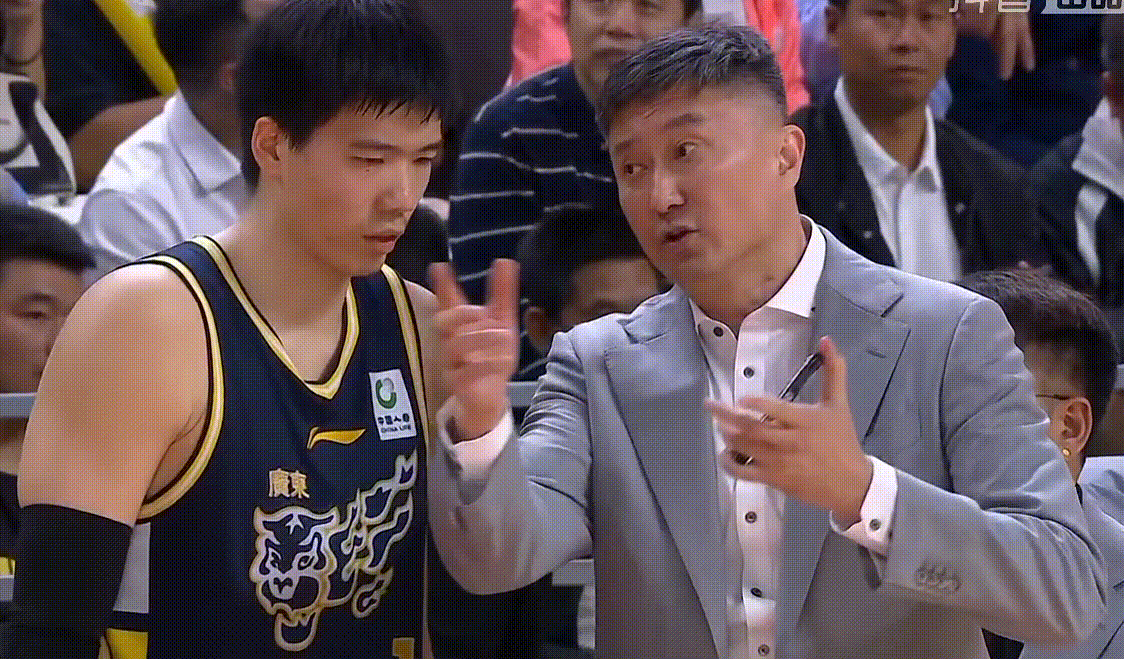 杜锋真的是有听球迷对他的建议，广东主场大胜新疆，杜锋一改以往作风，一直被球迷诟病