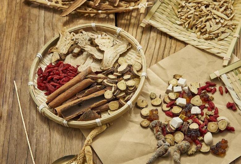 中药里的6大祛湿猛将，茯苓、薏苡仁、藿香、苍术、厚朴、车前子1、茯苓，能利水