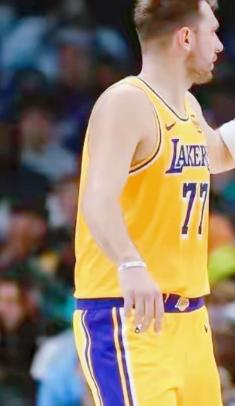 湖人24分大胜，但最该走的不是主教练？128比104，比分写在记分牌上，斯台