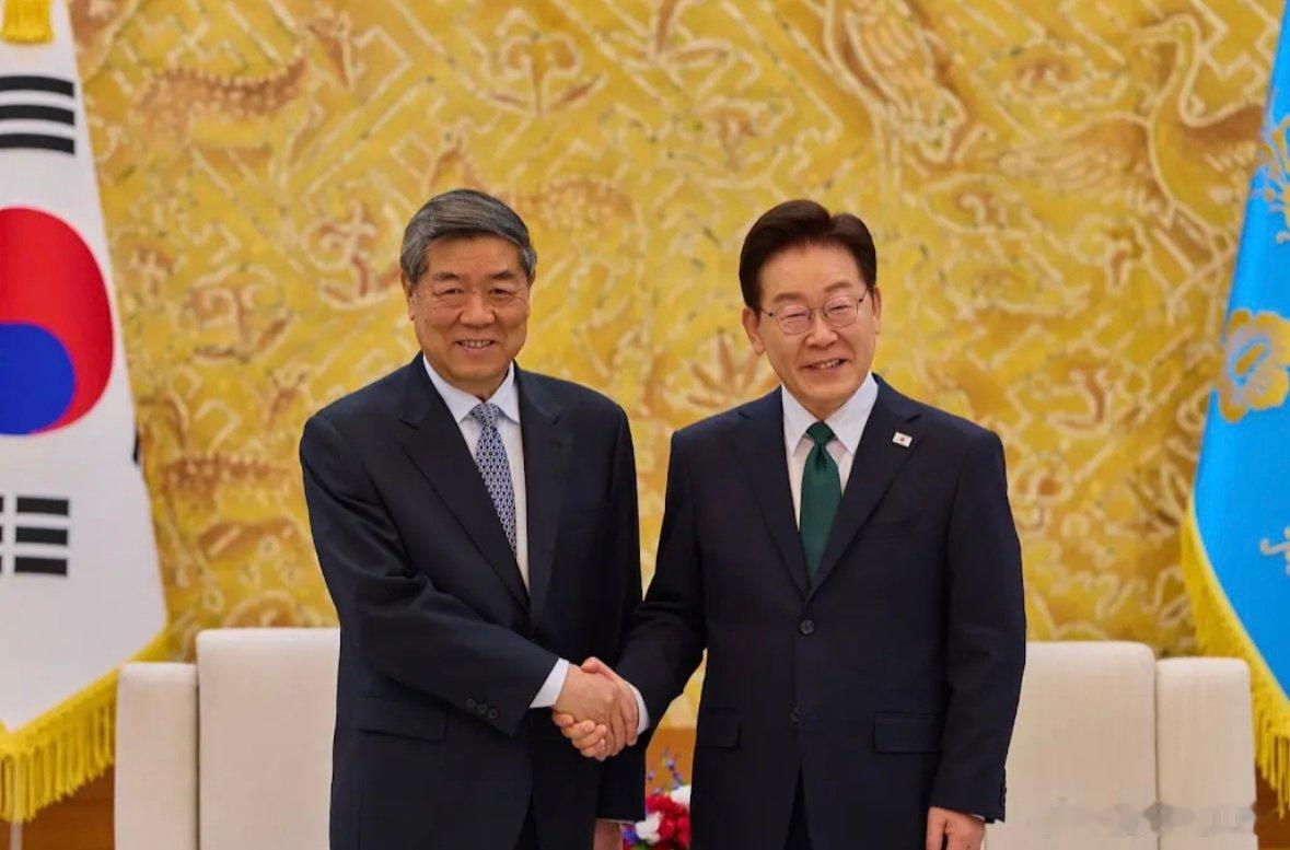 何副总在首尔与李在明会面，李与贝森特见面。