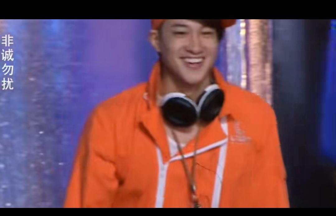 何润东和江苏的缘分确实不浅。当年他登上江苏卫视王牌节目《非诚勿扰》，那场面可太精