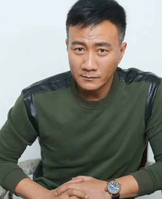 演员胡军说，我出生在一个红色家庭，也是正统的满族镶黄旗，父亲胡宝善和伯父胡松华歌