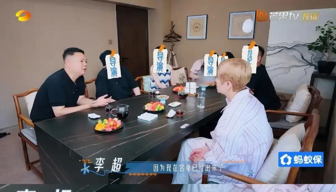 一杯酒端起来，直接把饭桌上的小年轻吓得捂住了脸谁敢想，在影坛摸爬滚打几十年的前辈大姐吴君如，聚餐时端